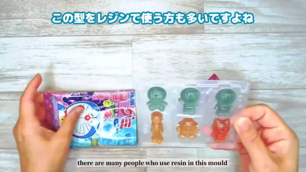 キャラクターグミのトレー部分を立体シールの型として使います