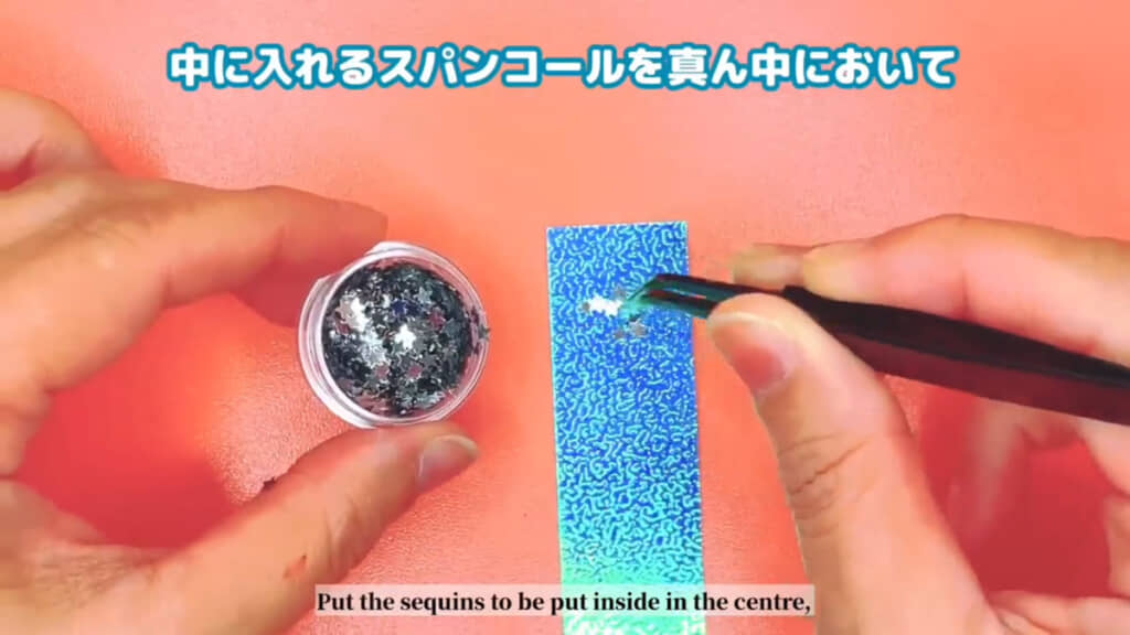 キャラクターの真ん中が凹んでいるので、中にスパンコールなどを入れる余裕もあります