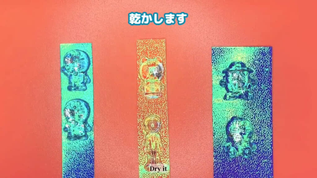 裏に両面テープを貼った紙にキャラクターを貼って乾かしたら……