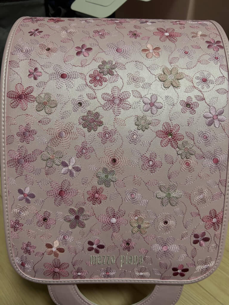 小学生になる娘さんが選んだランドセル（※以下、写真では全体がやや暗めに写っています）