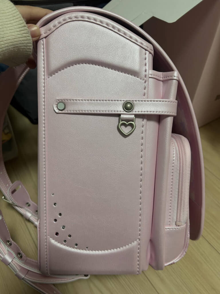 キラキラとしたラインストーンも確認できます