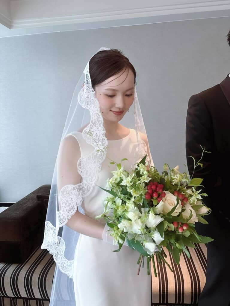 マリアベールをまとった女性