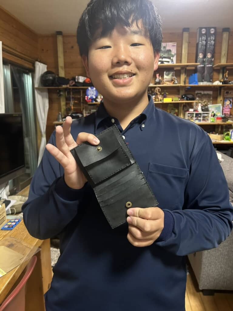大好きな先生のために、革財布を手作り！