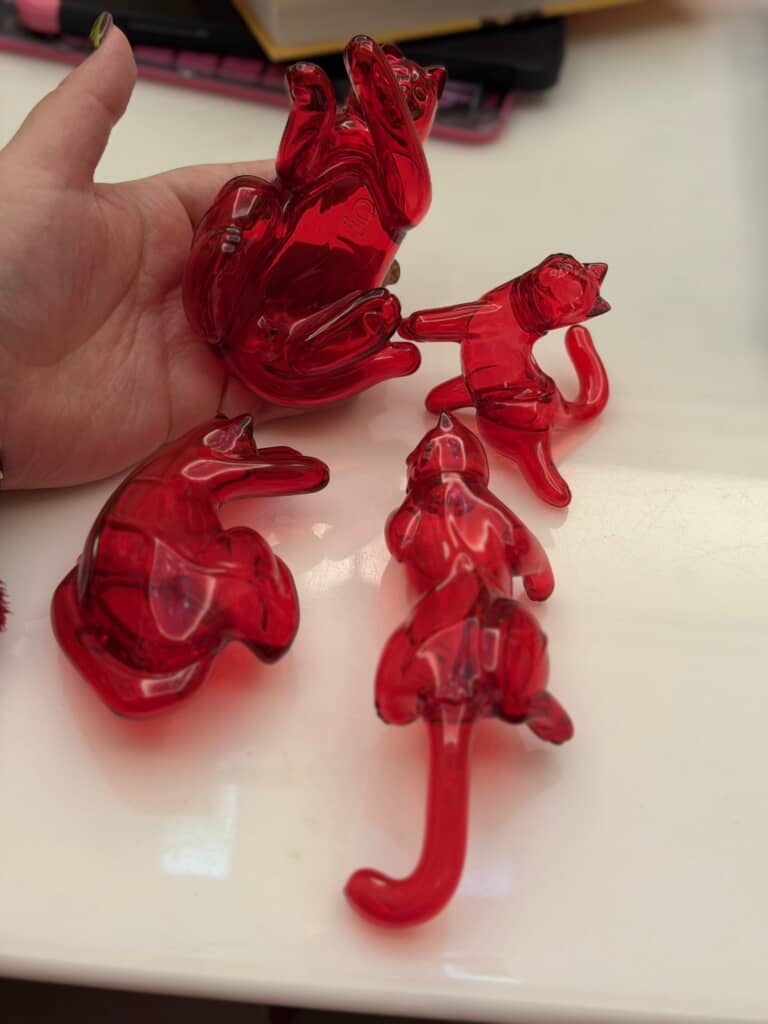 伸びをする猫、体をねじる猫など、猫の特徴をよく捉えています