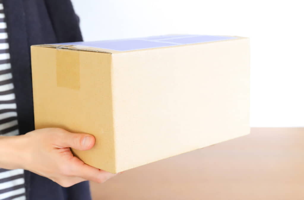 届いた荷物を開いてみると……（出典：PIXTA）