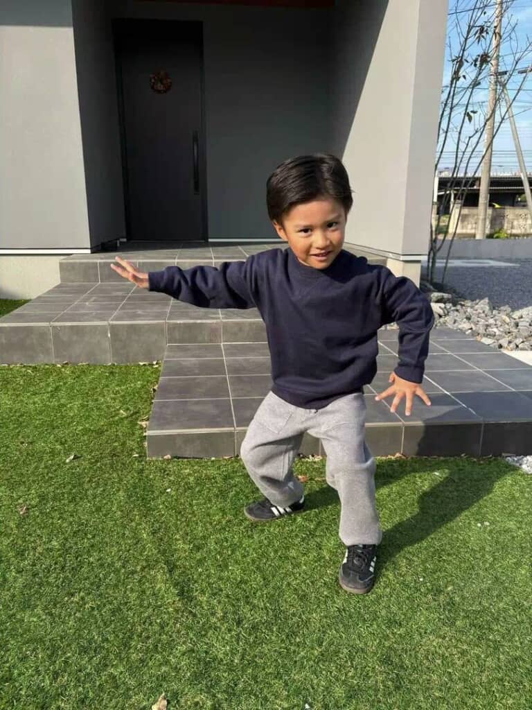 ポーズを決めています