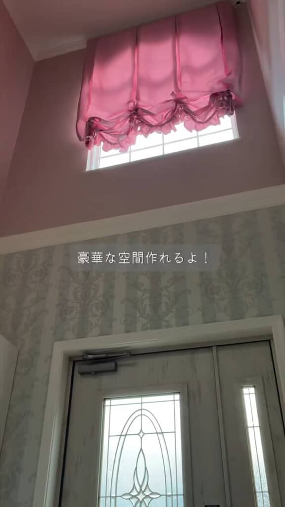 玄関上の窓にはピンクのシェード