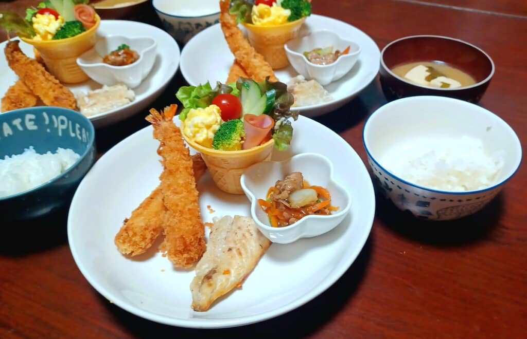 カップにサラダを入れて“お子様ランチ”風に