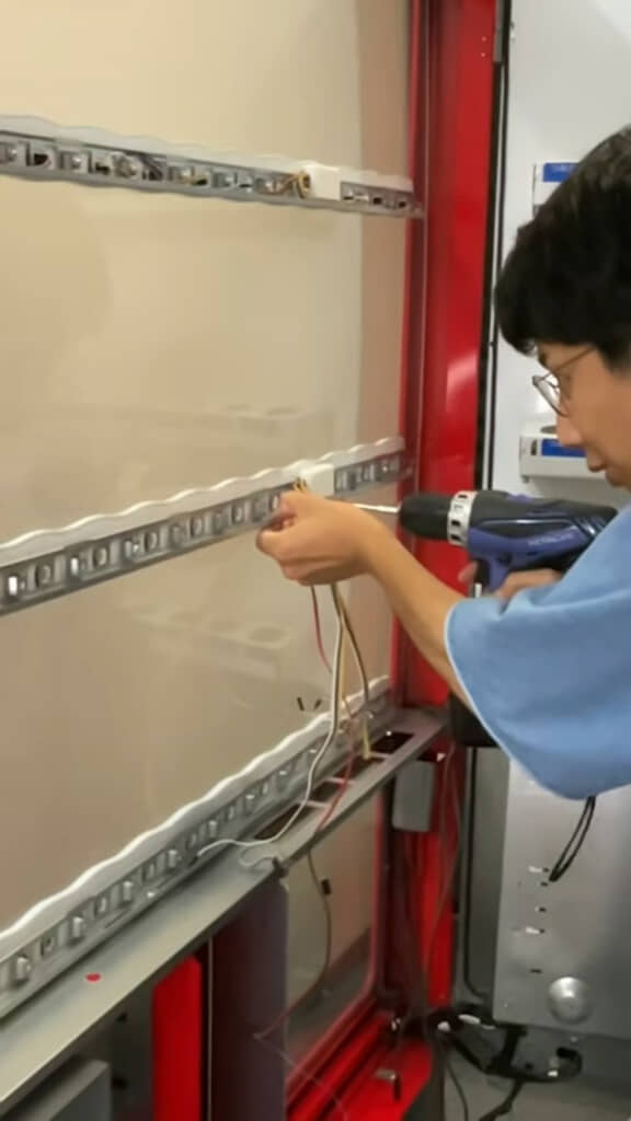 スイッチの組み付けにはさくまさんも参加