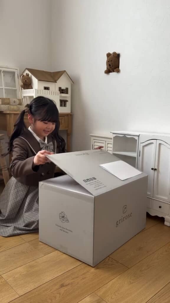 箱を開けるゆうひちゃん