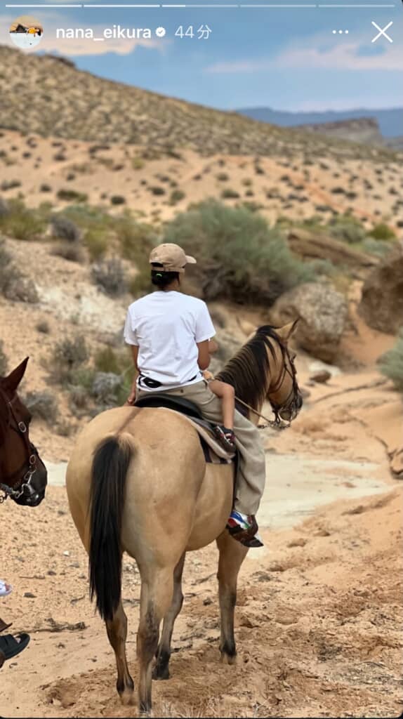 子どもと馬に乗る榮倉さん
