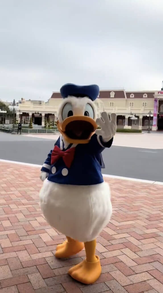 誰もいないオープン前のパークでグリーティング！