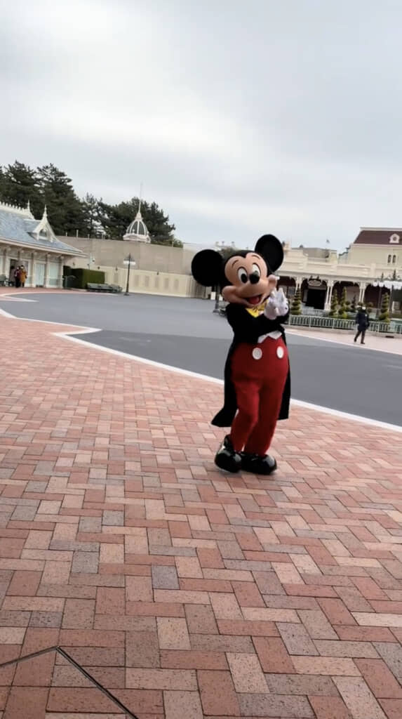 ミッキーが自分だけに手を振ってくれるとは……！