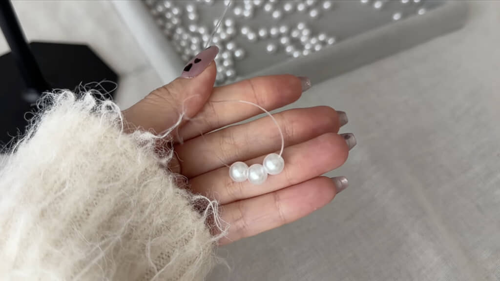 まずは3つのビーズをテグスの真ん中に