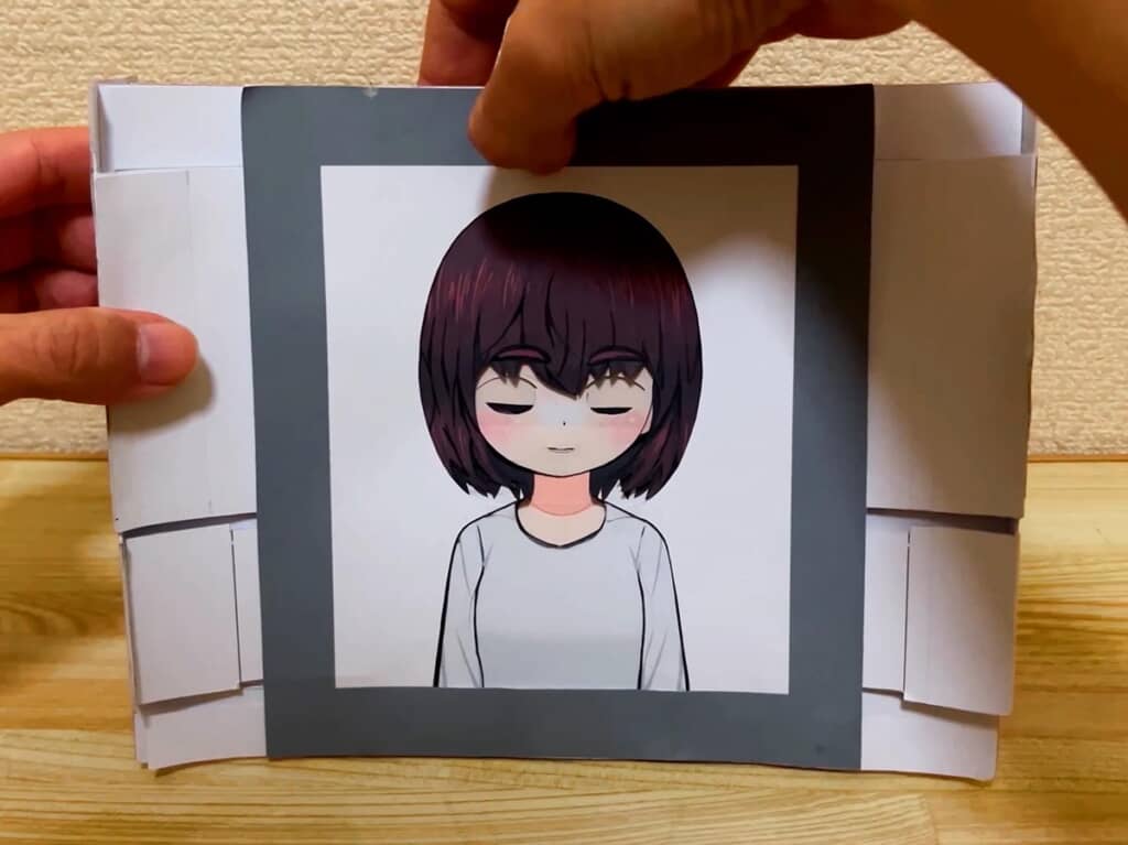 目を閉じたり