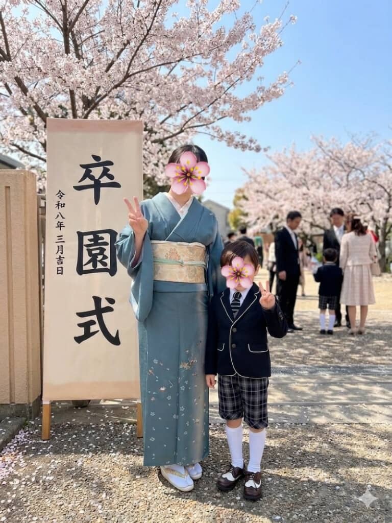 シックな青灰色の着物を着たmikiさんとおめかしした息子くん