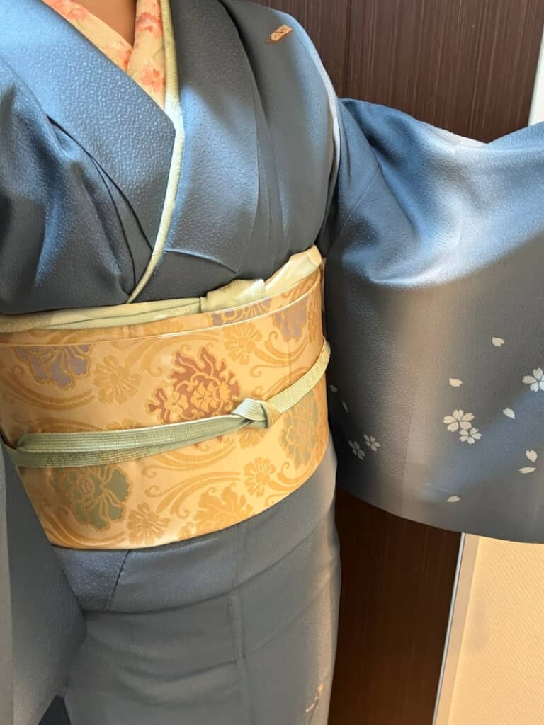 花唐草模様の帯に桜が舞う袖