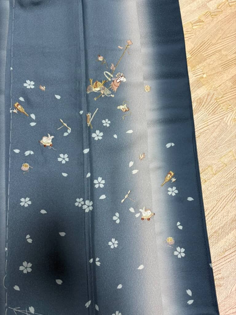 桜とおもちゃが舞い散る粋な柄