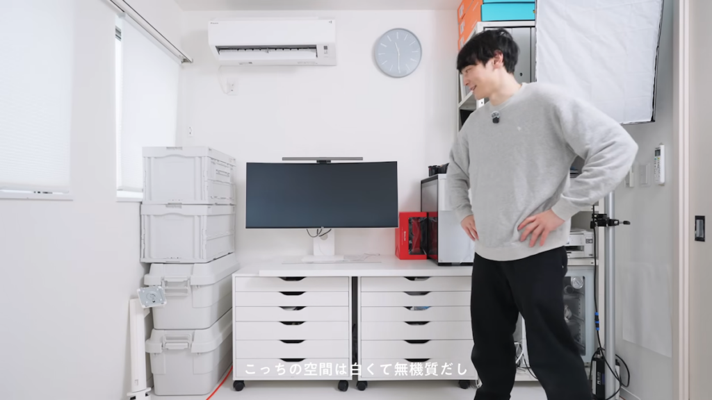 白い壁＆ガジェットの雰囲気に合わせて、空間のテイストを決定