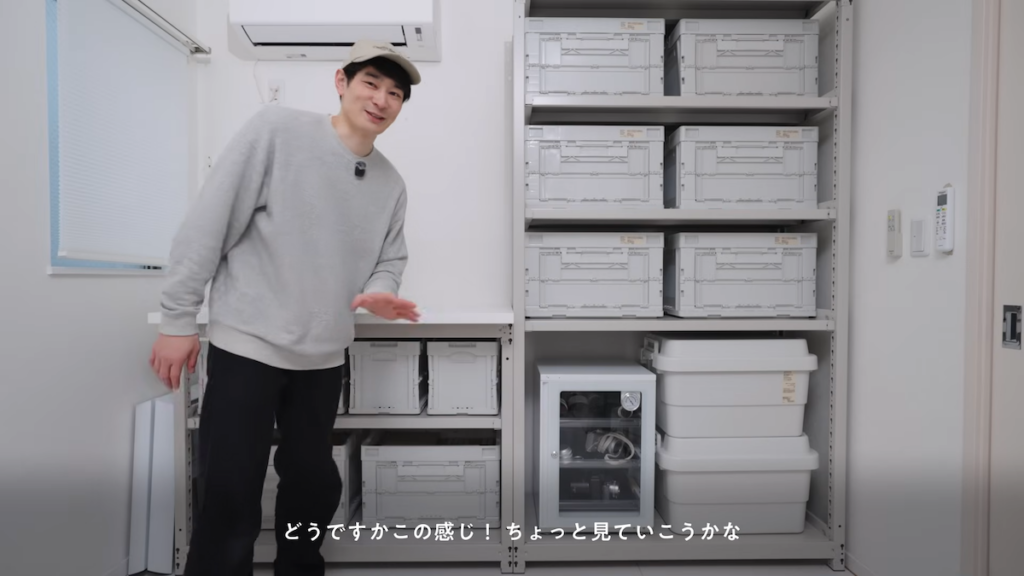 無印のコンテナも並べて、インダストリアル風の収納棚が完成