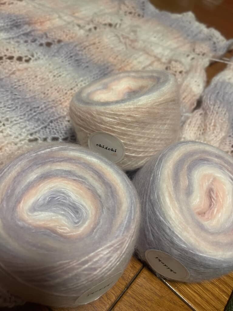 幻想的な色合いのモヘアの毛糸