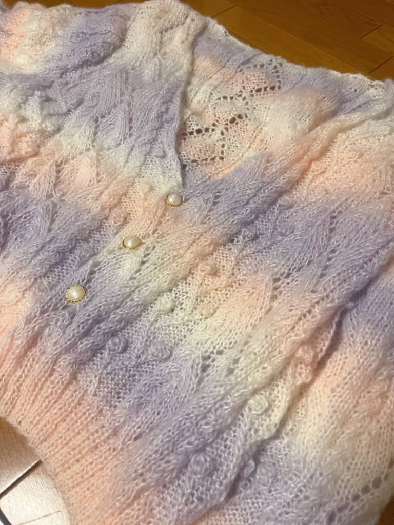 金の縁が付いたパールのボタンが付いています