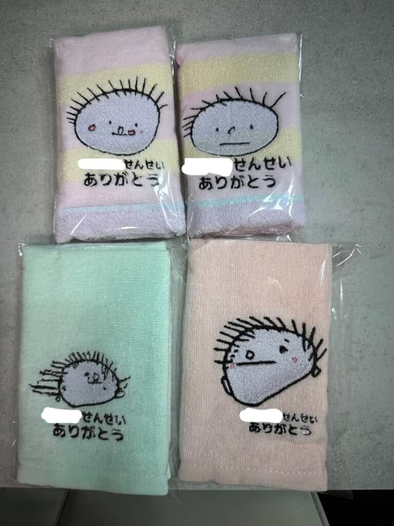 息子が描いた似顔絵を刺しゅうしたハンカチ