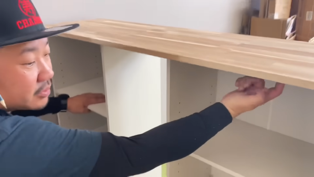 ネジは下から打ち込む