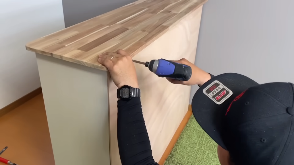 カラーボックスの背面にはベニヤ板で壁を作る