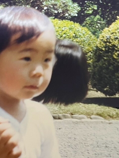 自分の顔と黒いものが写っている部分を切り抜いた画像