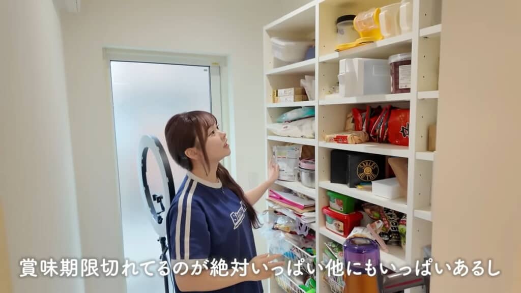 物だらけになって賞味期限の切れた食材も出てくるようになった収納棚