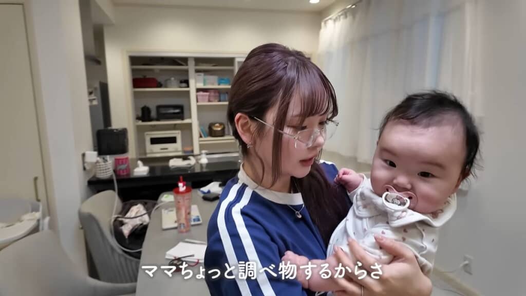 起きた娘をあやす妻