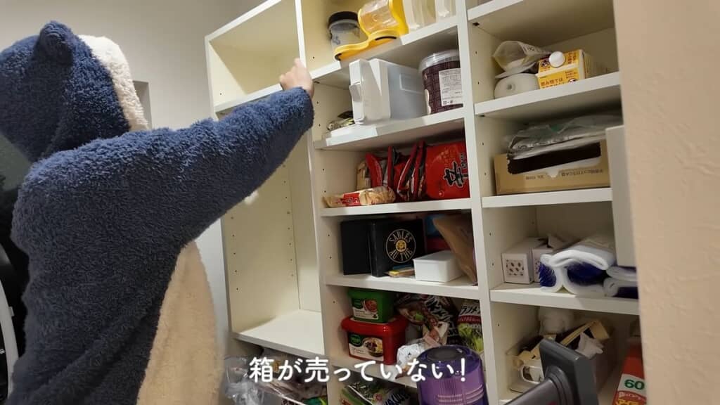 ケースに合わせるため棚板の位置を変える夫