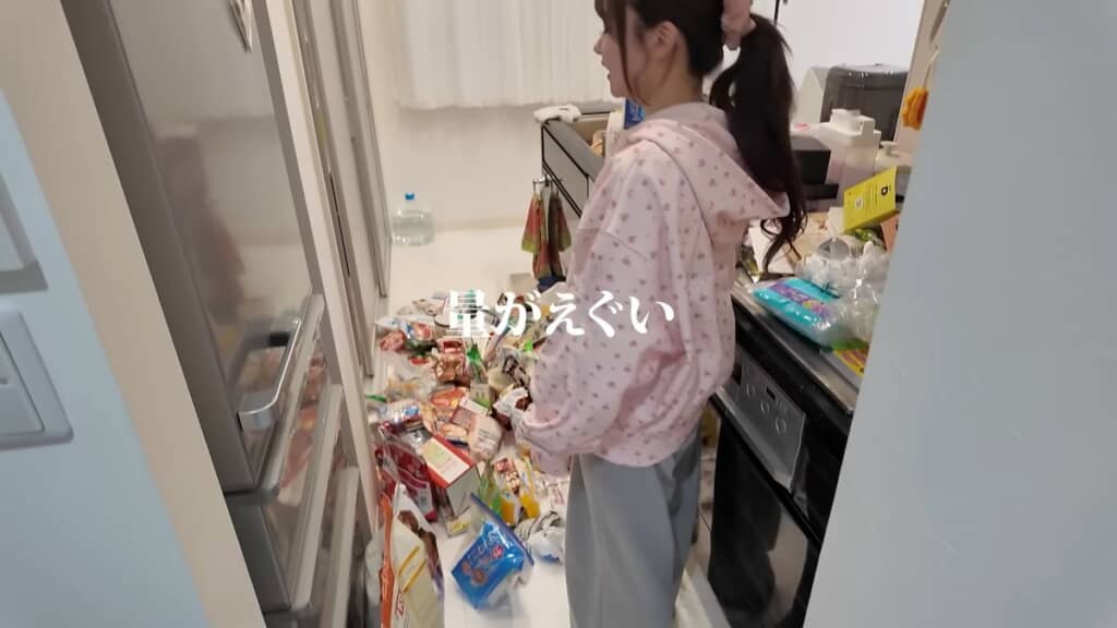 収納棚から出した物であふれかえっているキッチン台と床