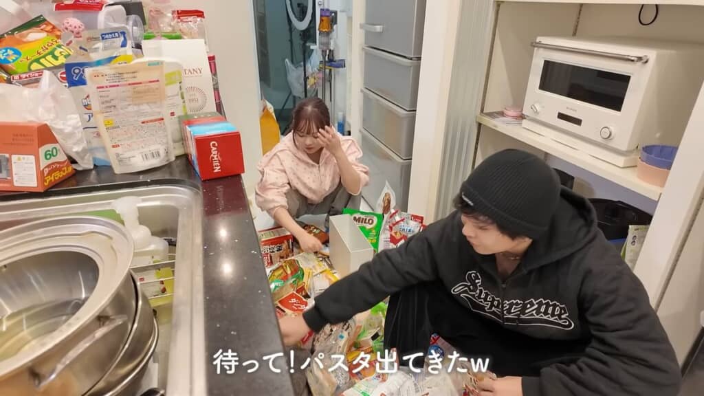 カテゴリー別に食材を分けていく夫婦