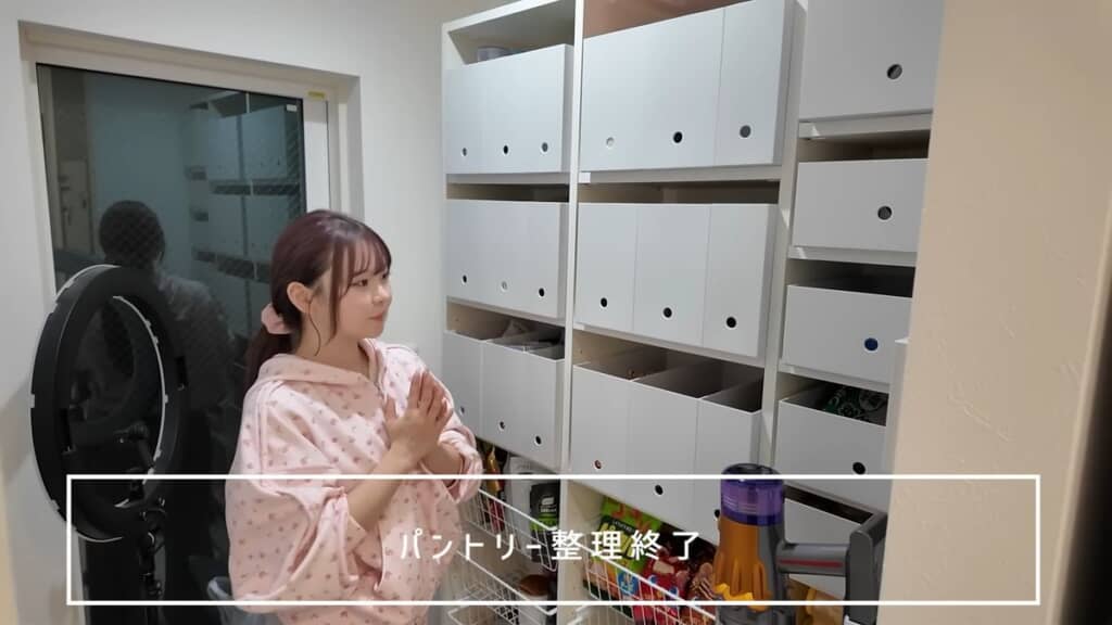 グレーのケースがキレイに入っている収納棚