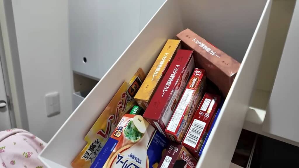 カレーのルーなどがまとまって入っているケース