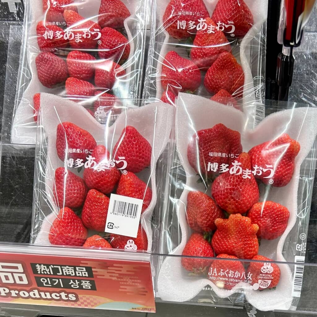 美味しそうないちごが並ぶ棚で見つけたものとは？