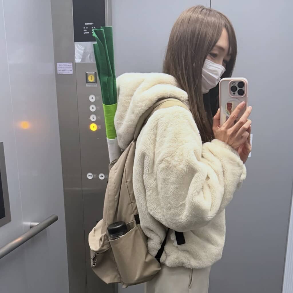 長ねぎを背負った姿！（画像提供：サニーsunnyさん／@sunny.32moon）