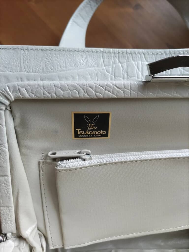 バッグ内側にはお店のマークも