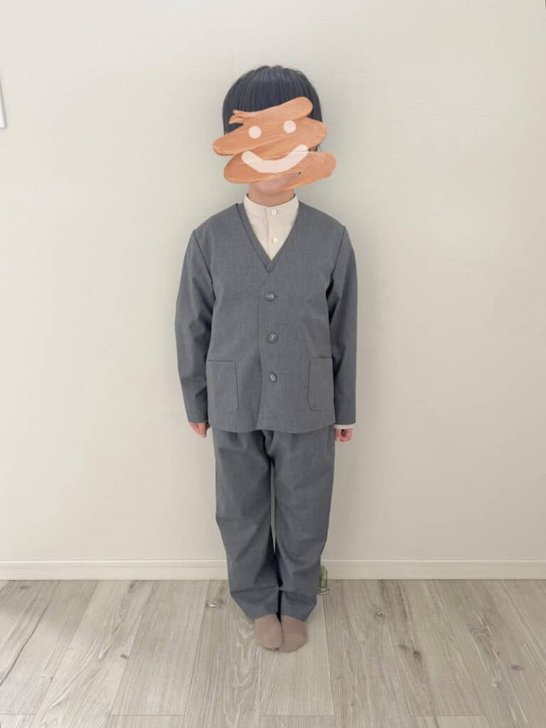 ハイカラーのシャツとノーカラージャケットがおしゃれです