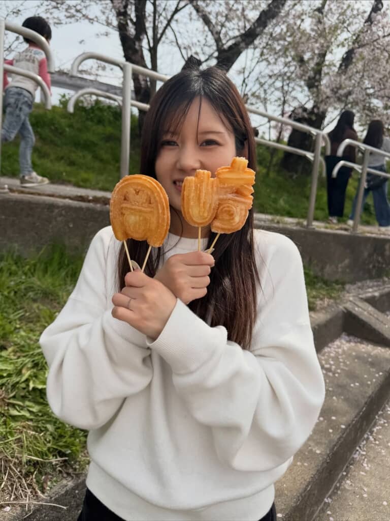岡崎チュロスを持ったみかさん（画像提供：ソラサク家族さん／@sorasaku_main）