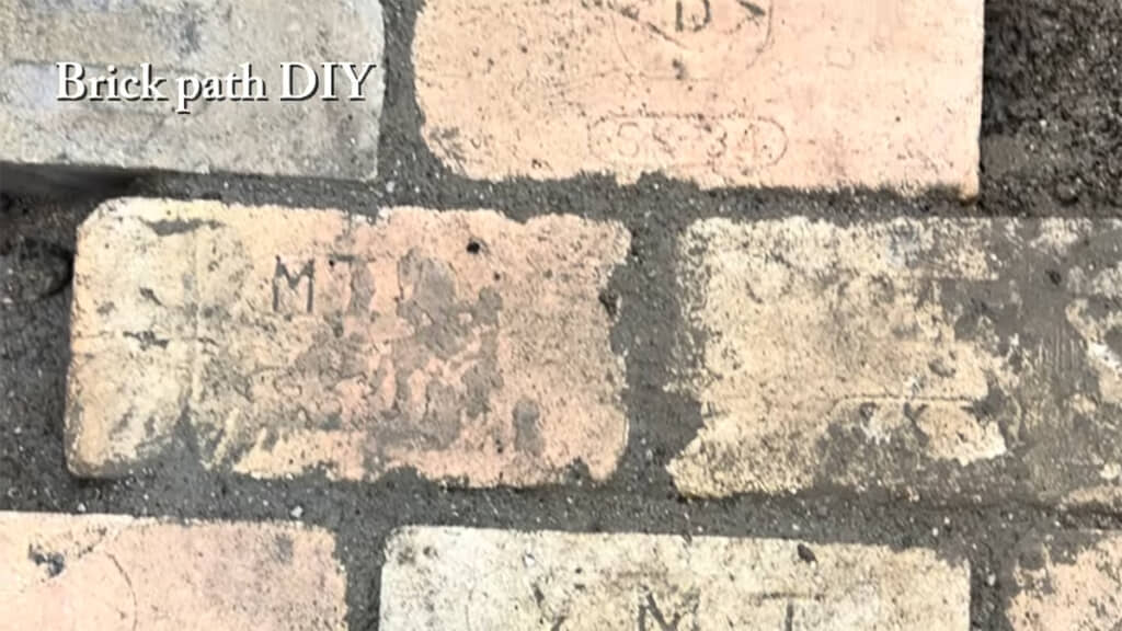 かわいいレンガが敷き詰められた小道が完成しました