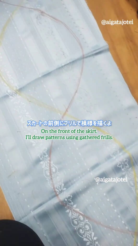 大きな模様をスカート前側に作っていきます