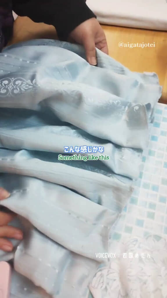 ヴァトープリーツを目指して資料を元に生地を折りたたんでいく