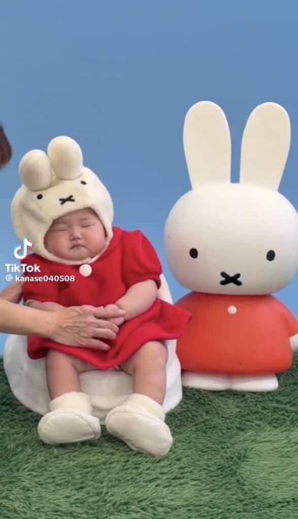 ハーフバースデーの記念撮影している赤ちゃん