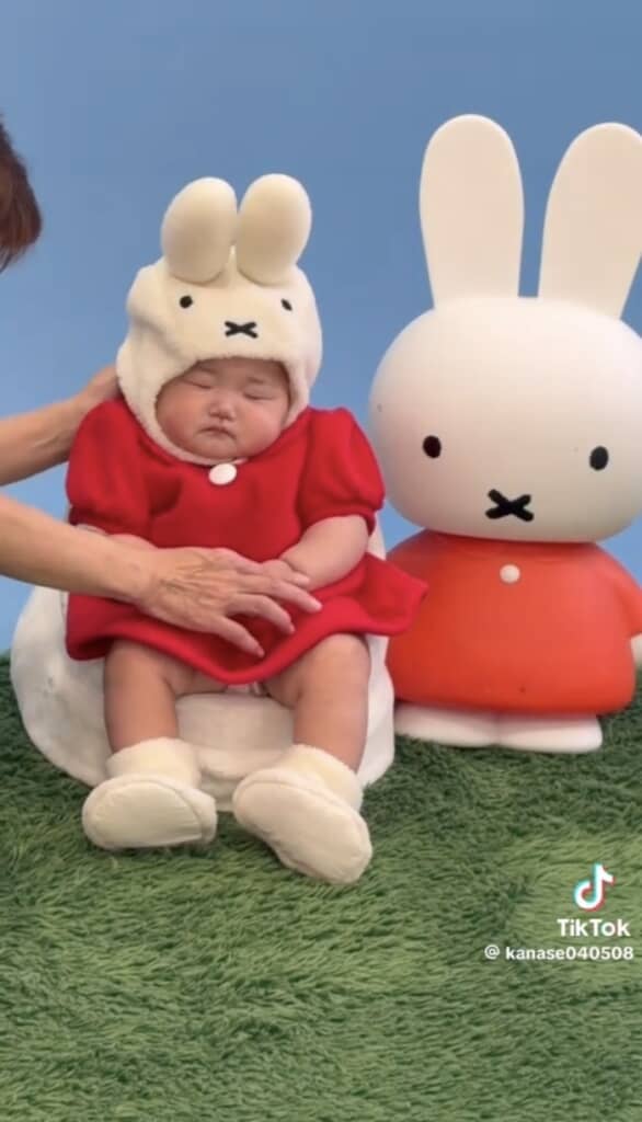 ハーフバースデーの記念撮影している赤ちゃん