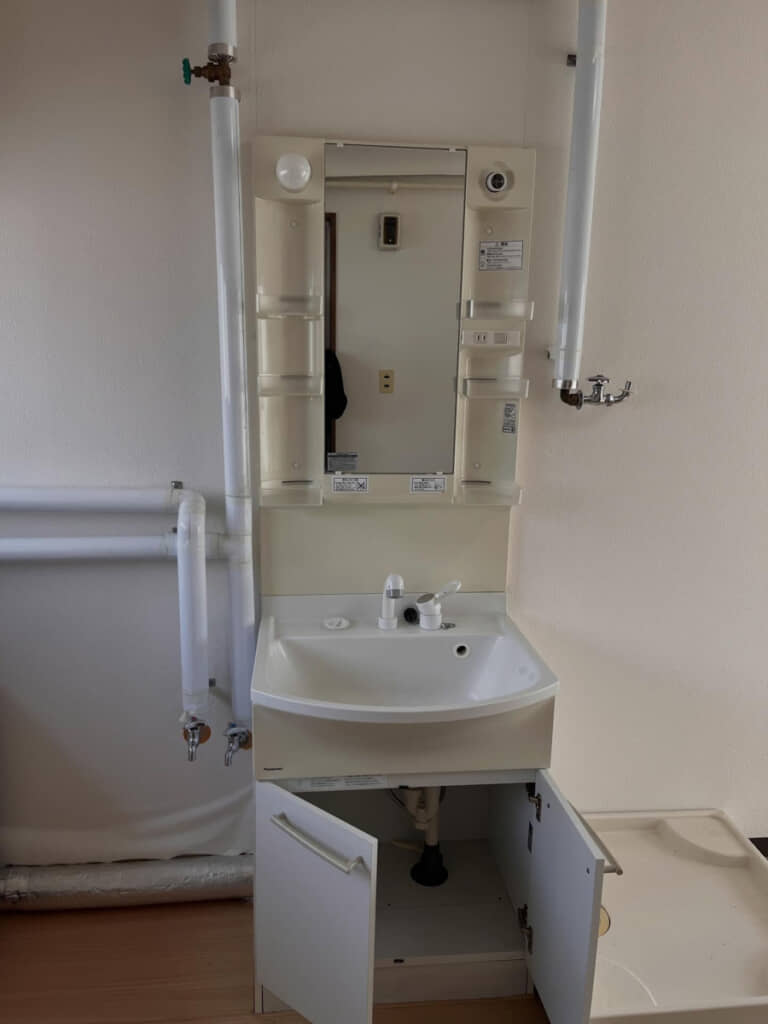 水道管が剥き出しの洗面台