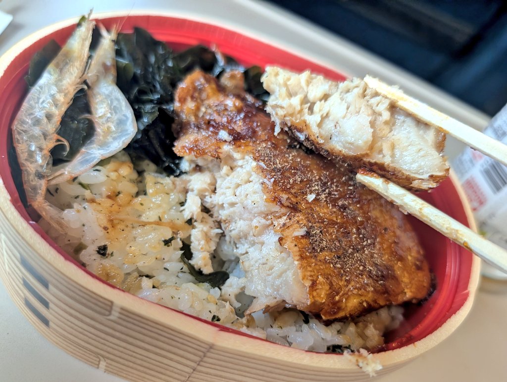 箸でほぐせるほど柔らかく煮込まれたぶりかま