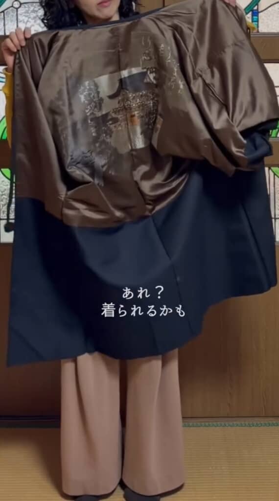 内側には美しい風景画